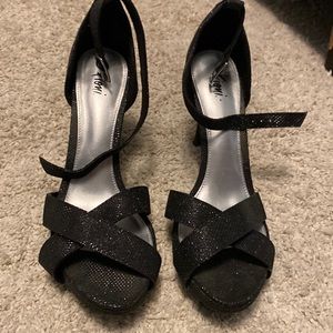 Women’s Fiomi size 7.5 Black ankle strap high heels. glittery black fabric
